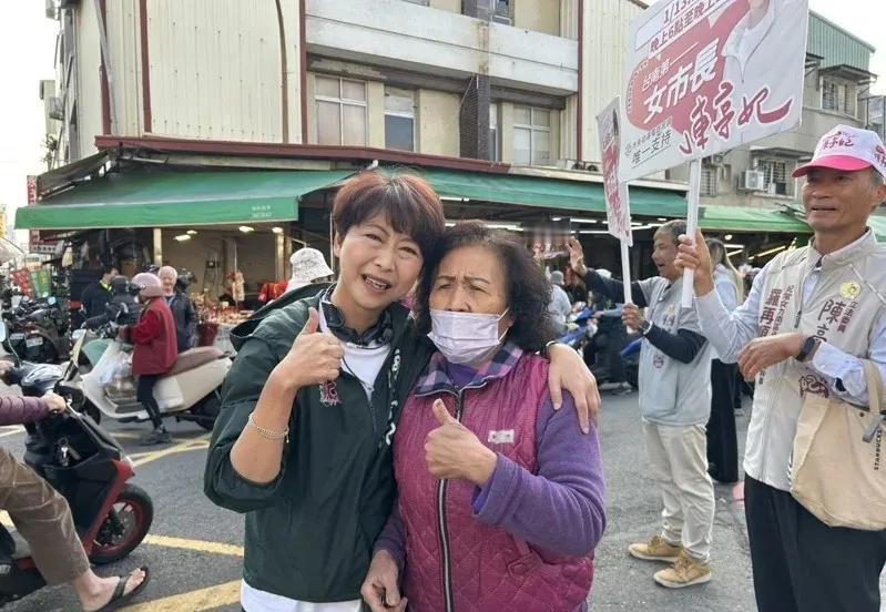 民进党台南市长初选民调明晚登场，陈亭妃今天继续走访菜市场向民众拜票，恳请乡亲接到