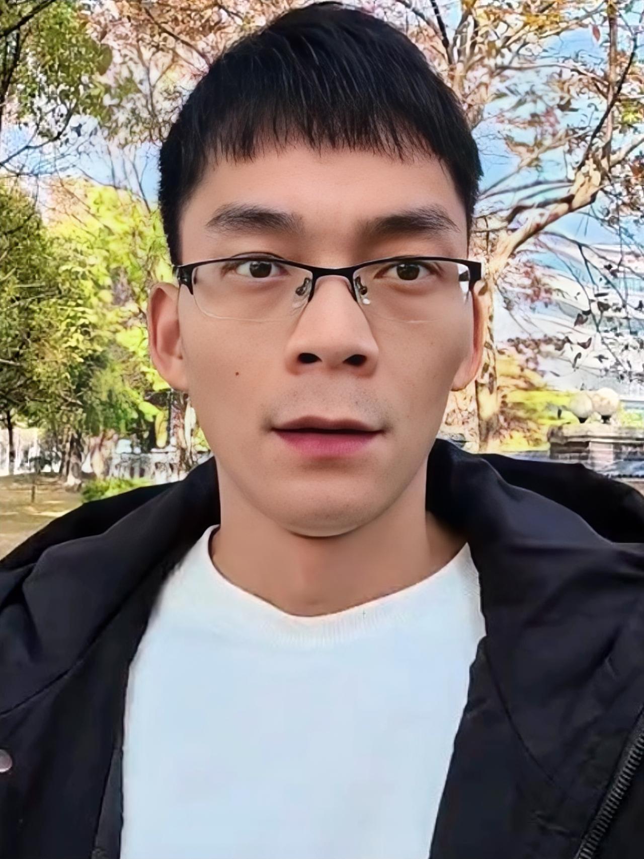 放假第三天唐尚珺还在学校，为了直播带货能赚点过年钱。唐尚珺放寒假没有直接回家