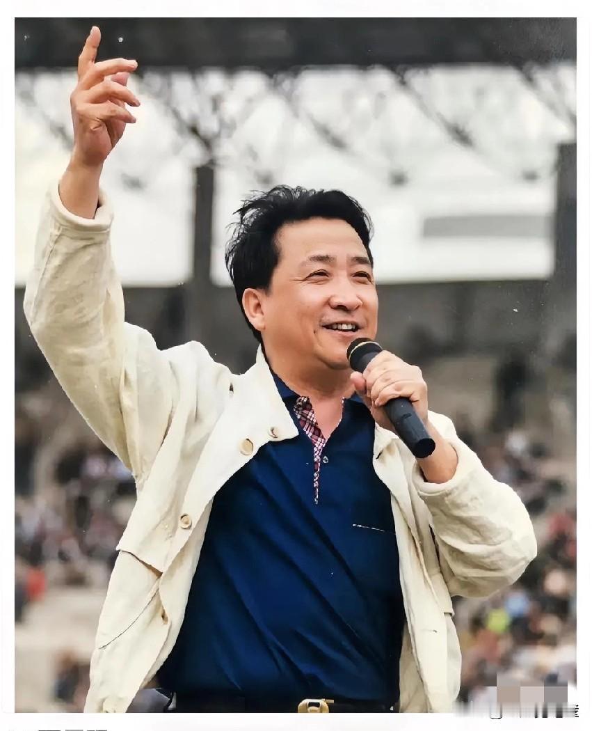 好家伙这一幕属实给我看乐了。​加州豪宅，圣诞树下，几张熟脸动情高歌《我和我的