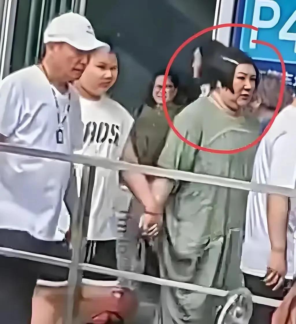 郭德纲带妻子王惠和小儿子郭汾阳坐游轮相声巡演，王惠看上去有200斤重，她牵着儿子