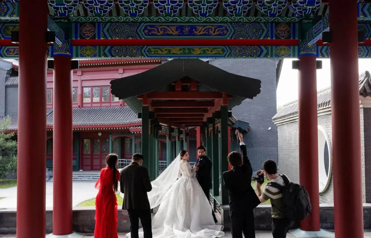 俄罗斯年轻人与亲西方的长辈不同，更加亲近中国《纽约时报》注意到，过去崇拜西方事