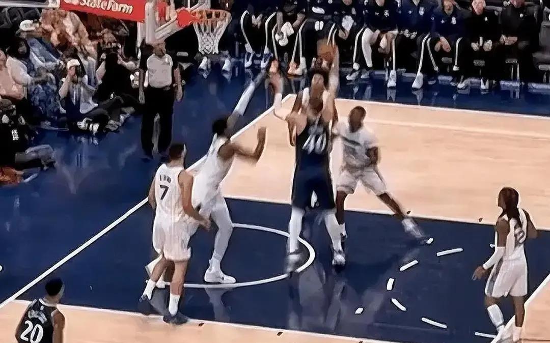 别再说中锋必须投三分了。你看快船的比赛，有个大个子正用最古老的方式统治禁区。