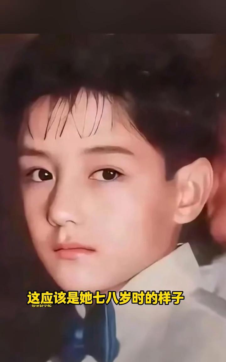猜猜她是谁？这应该是她七八岁时的样子，小时候就长得那么俊，太漂亮了，少年感太强了