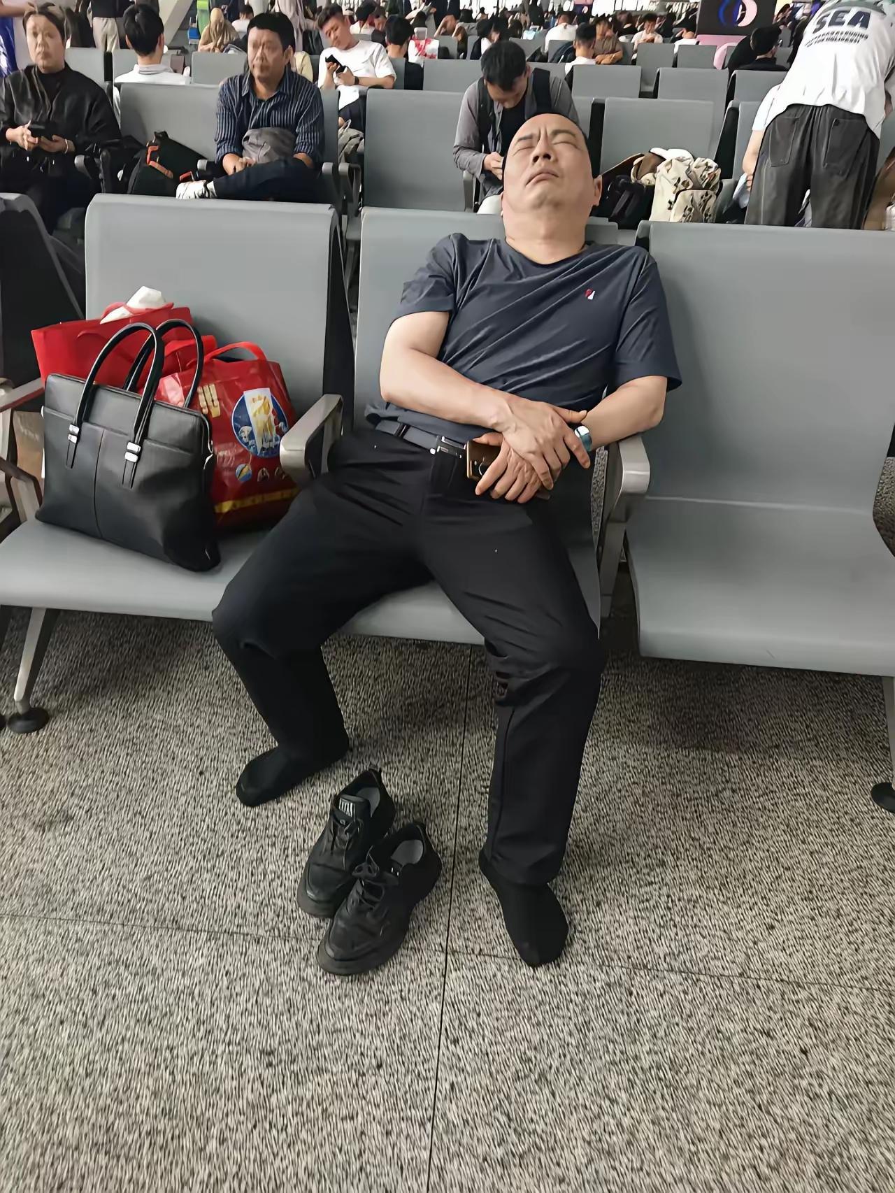 半生对比下来，我终于信了命运早已注定我是相信命是注定的，以我做例子，初中我