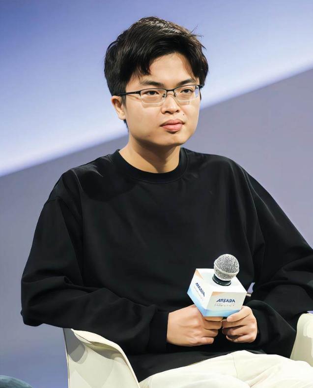 我有种强烈的感觉：继梁文峰之后，又一个让硅谷坐立不安的中国人出现了。谁能料到，那