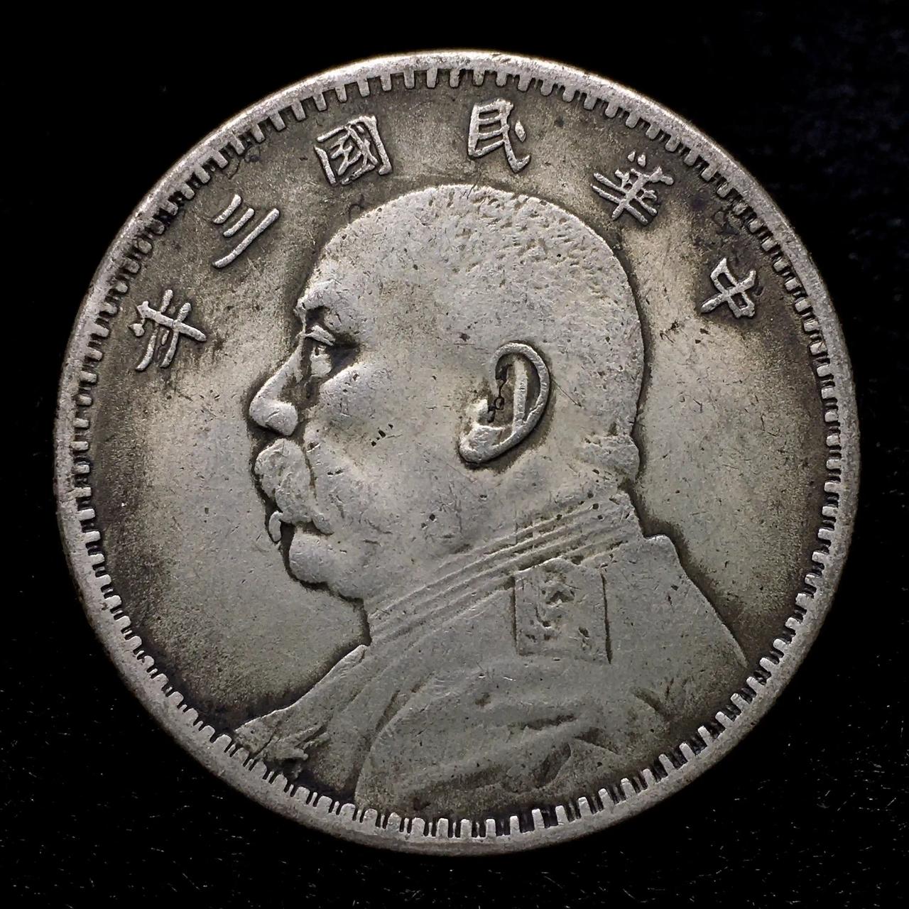 陕西榆林，一老汉在自家窑洞午休，总觉得枕头硌得慌，伸手一摸竟掏出半块青砖。老汉嫌