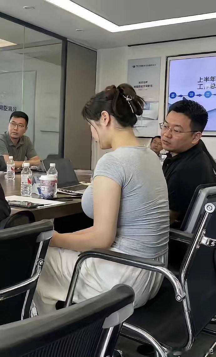 还在公司开会呢，怎么就睡着了？