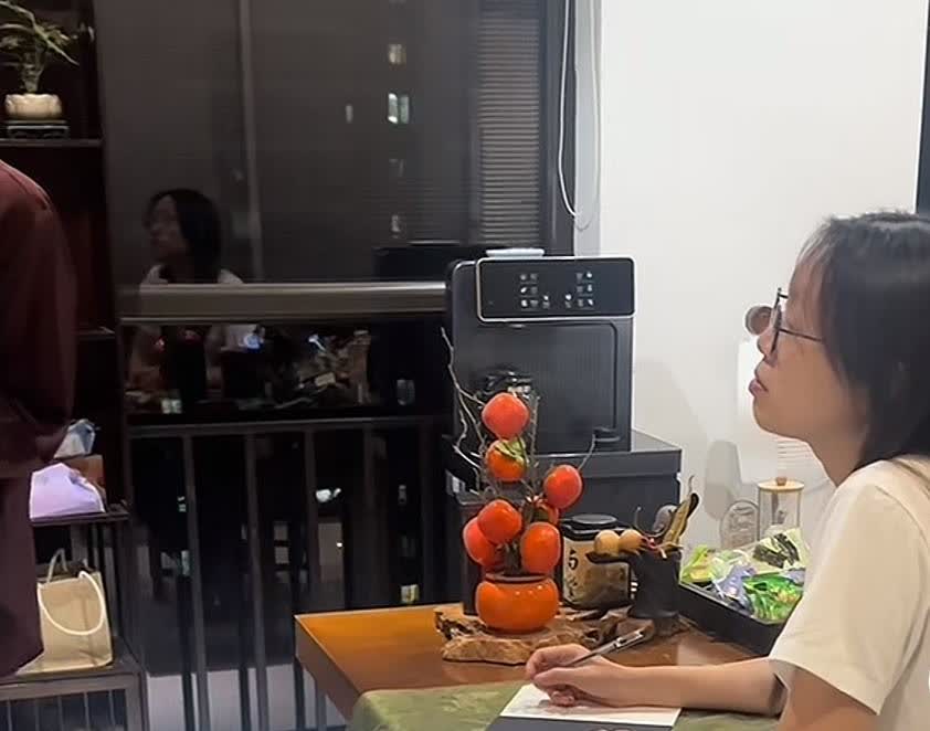 今天下午，谢浩男大妹更新了去看谢爸的视频。谢爸看到闺女来看他，说不出有多高兴，谢