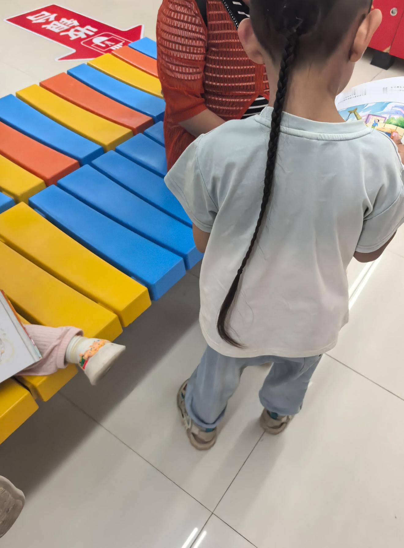 这个小男孩的长辫子是啥意思？​​​