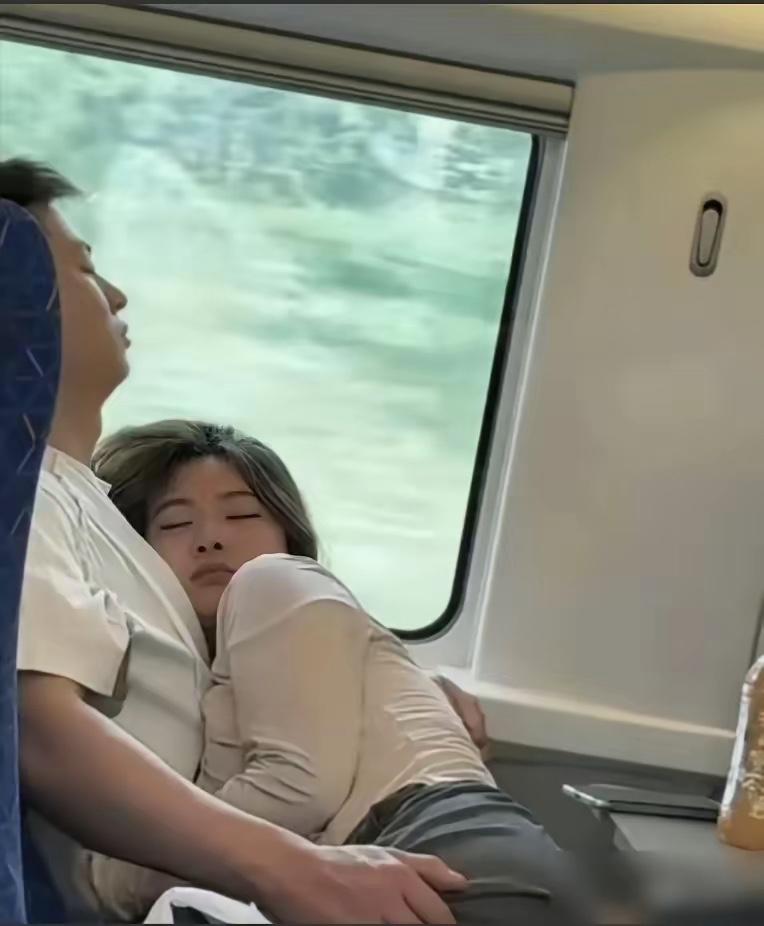 广东那趟高铁，一对情侣从上车到下车亲了整整40分钟，邻座女乘客直接发帖吐槽，说“