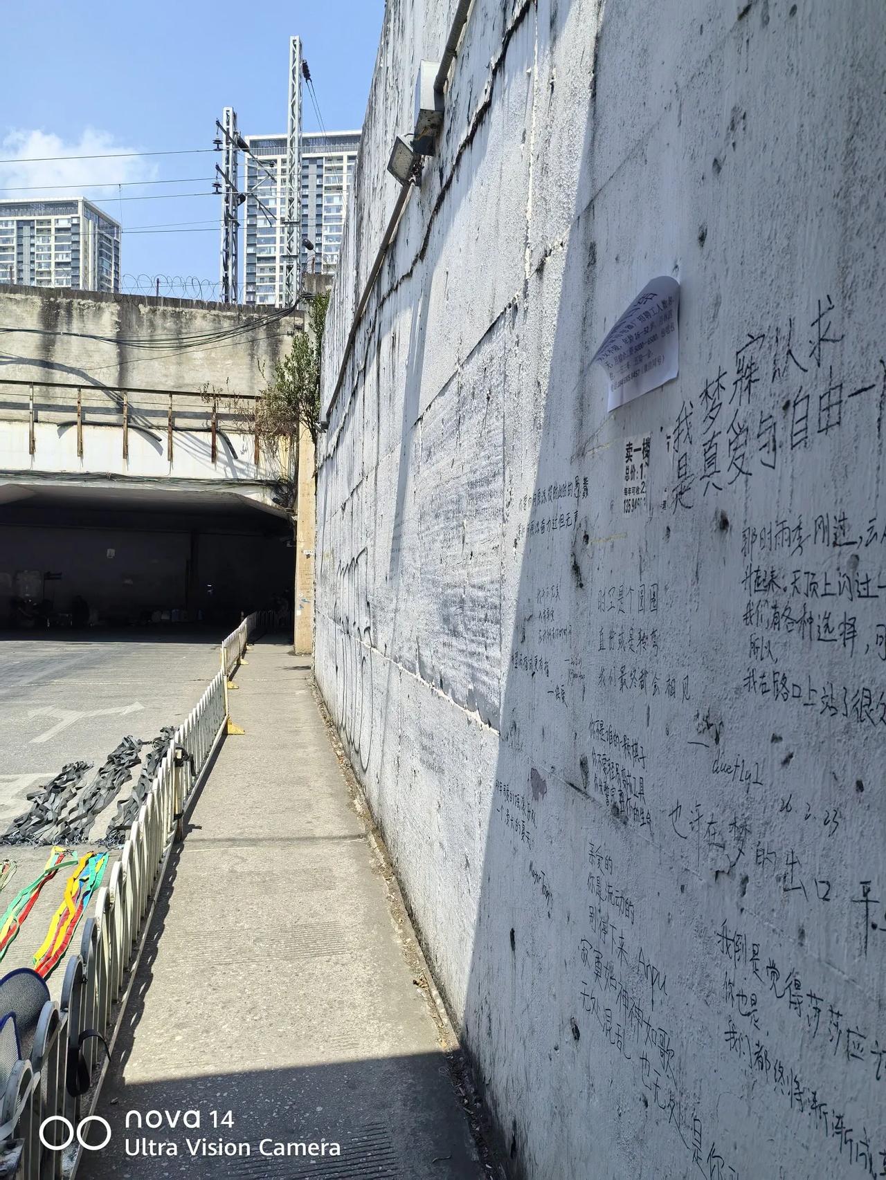 昆明官南立交桥下这个自行车通道，骑车过的时候，我经常看到有年轻人在墙上涂鸦，写字