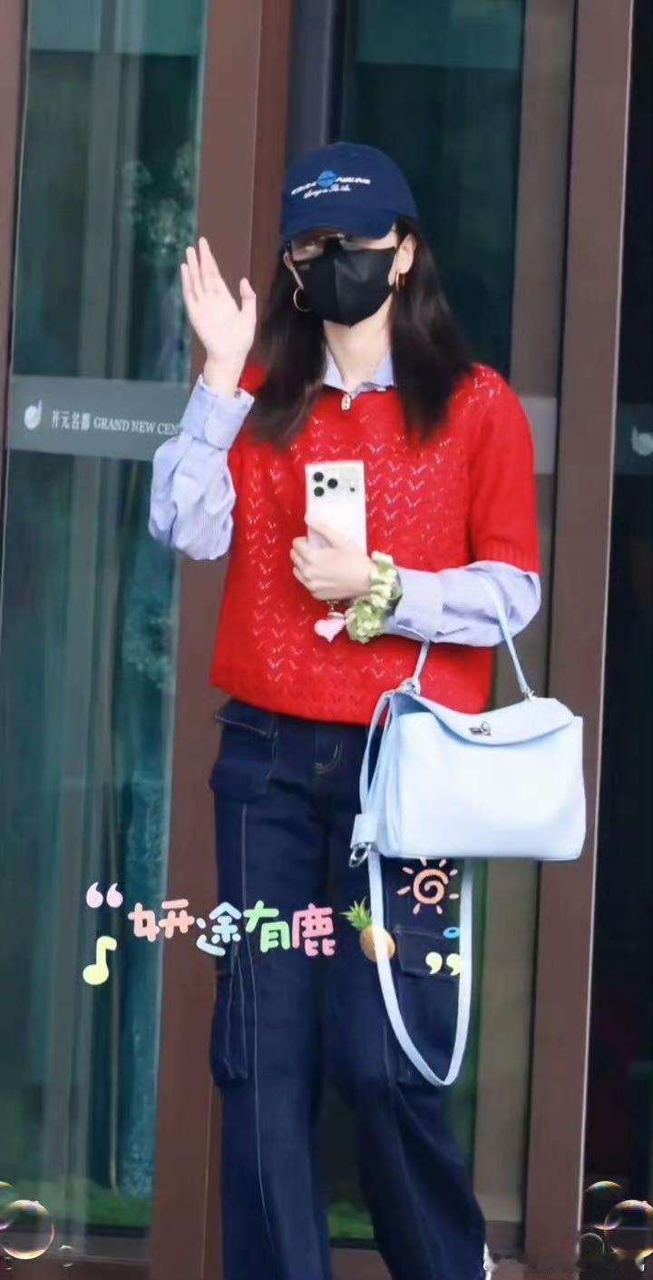 白鹿腿怎么了白鹿走路姿势看到白鹿下班路透，走路一瘸一拐，是不是录节目伤到腿了？