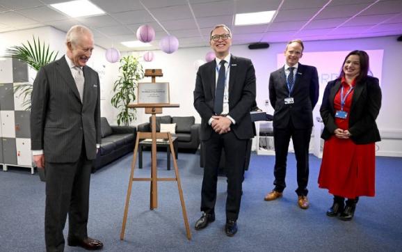 查尔斯三世年轻的时候比较高冷，老了以后一天到晚都在傻笑，这是受到了戴安娜王妃的影