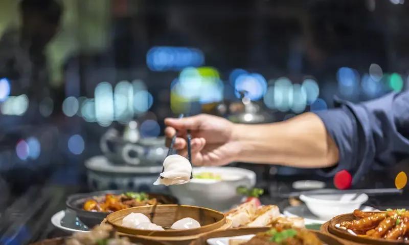 一个朋友投资了上百万的餐馆开始做盒饭了。不管怎么省，都做不到外卖的那个价格，只