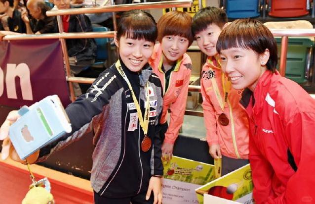 4位单眼皮女乒球员微笑同框：孙颖莎凤眼如虹，双瞳剪水；钱天一刘海齐眉，俊目流眄