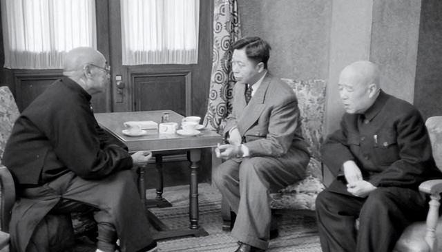 1949年，阎锡山带着十多箱黄金，和一大群随从一起登上了飞机，但飞机超重，要求减