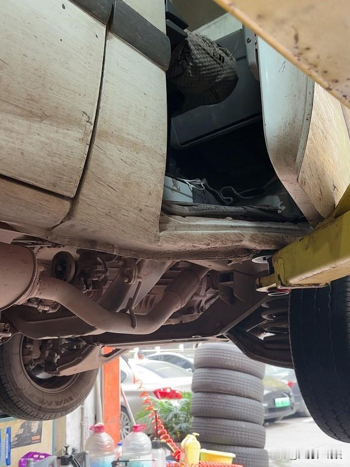 这下怎么搞，升起来的时候还没多大问题，干活的时候听见钢板断裂的声音，都吓坏了，边