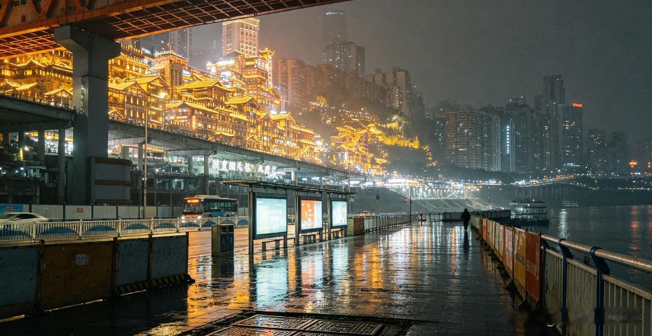 作为一座人气爆棚的直辖市，重庆洪崖洞夜景享誉全国，每年接待无数外地游客。可一场触