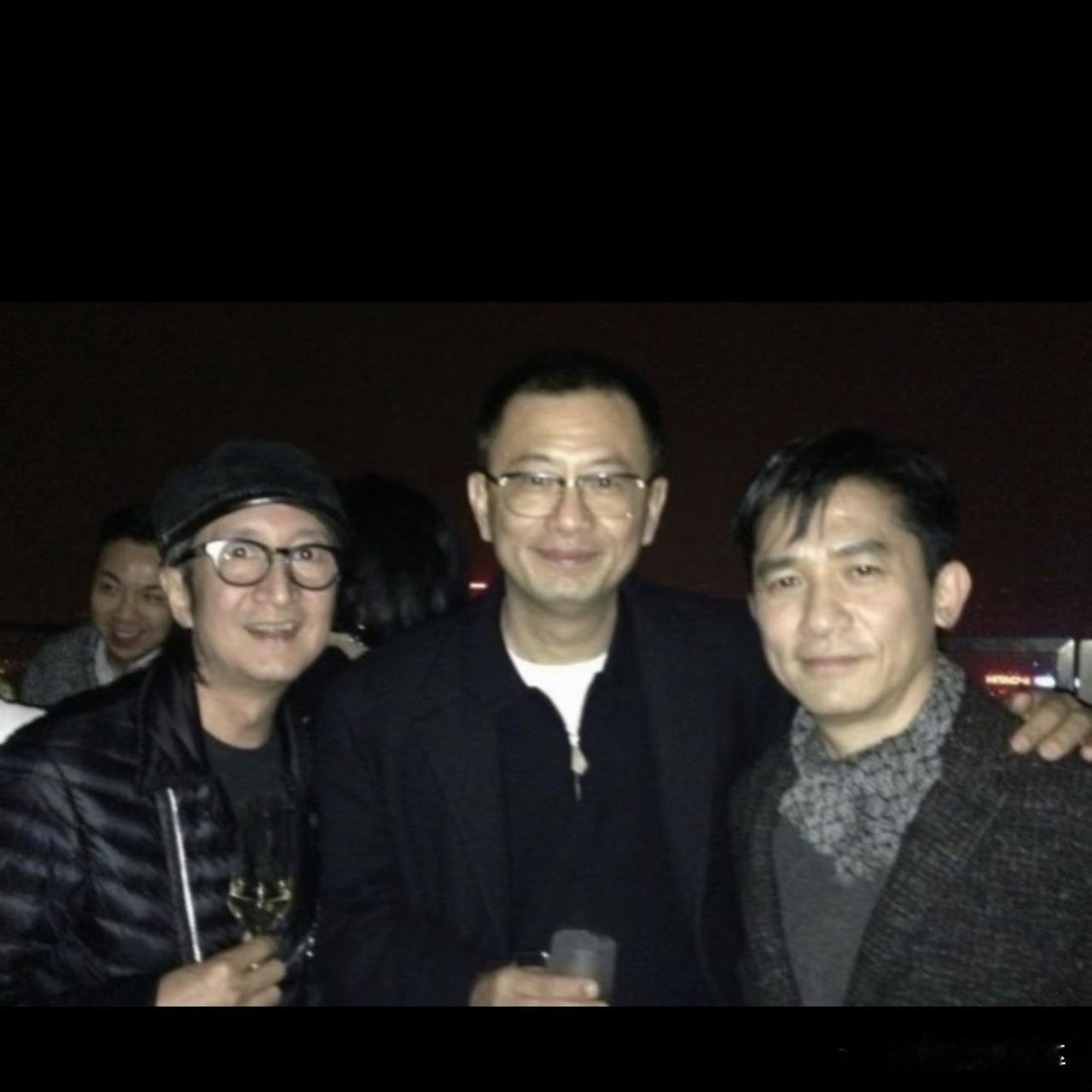 王家卫戴墨镜这个操作，绝了！这招真得好好学学，这样蛐蛐别人，谁都看不