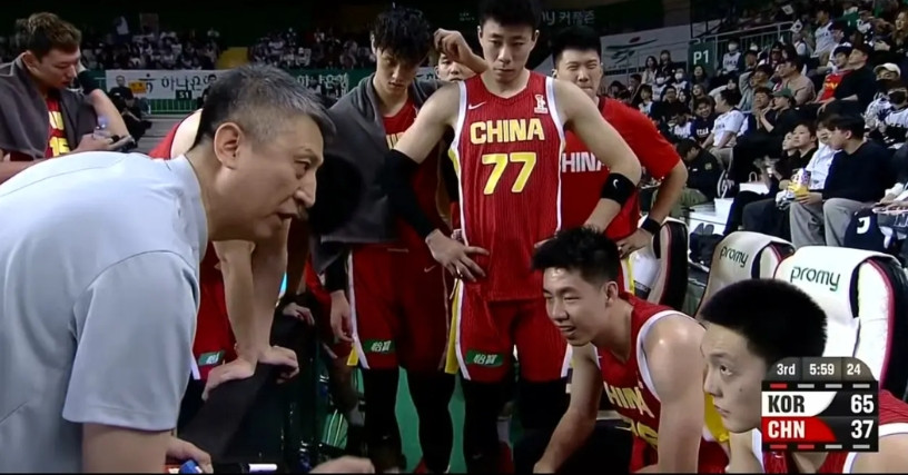 郭士强笨得数学太差，凭什么指望胡明轩，去防守201cm的李贤重在青年队比赛中