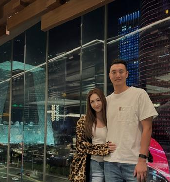 北京男篮球员翟晓川妻子晒出和丈夫结婚9周年纪念日庆祝照片。翟晓川媳妇的闺蜜团怎么