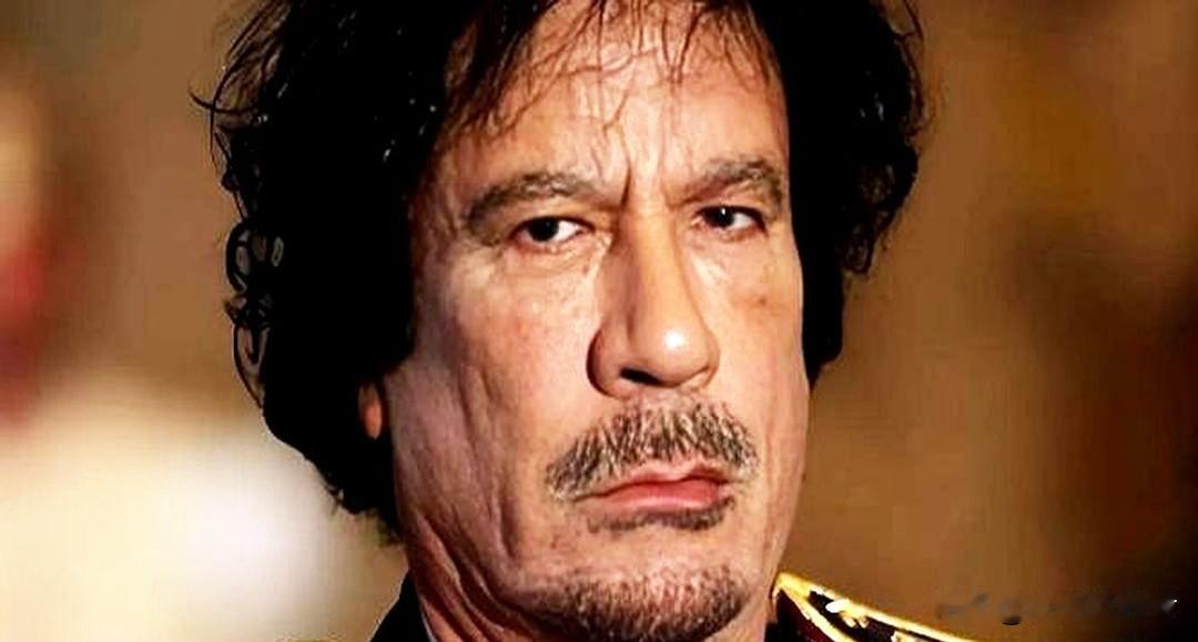 卡扎菲统治利比亚四十二年，嘴上高喊“人民政权”“第三国际理论”，实则建起一座以他