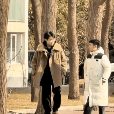 王楚钦牛冠凯结束聚会边走边聊王楚钦和牛牛在一起走路，这一身打扮是真的帅气。小牛打