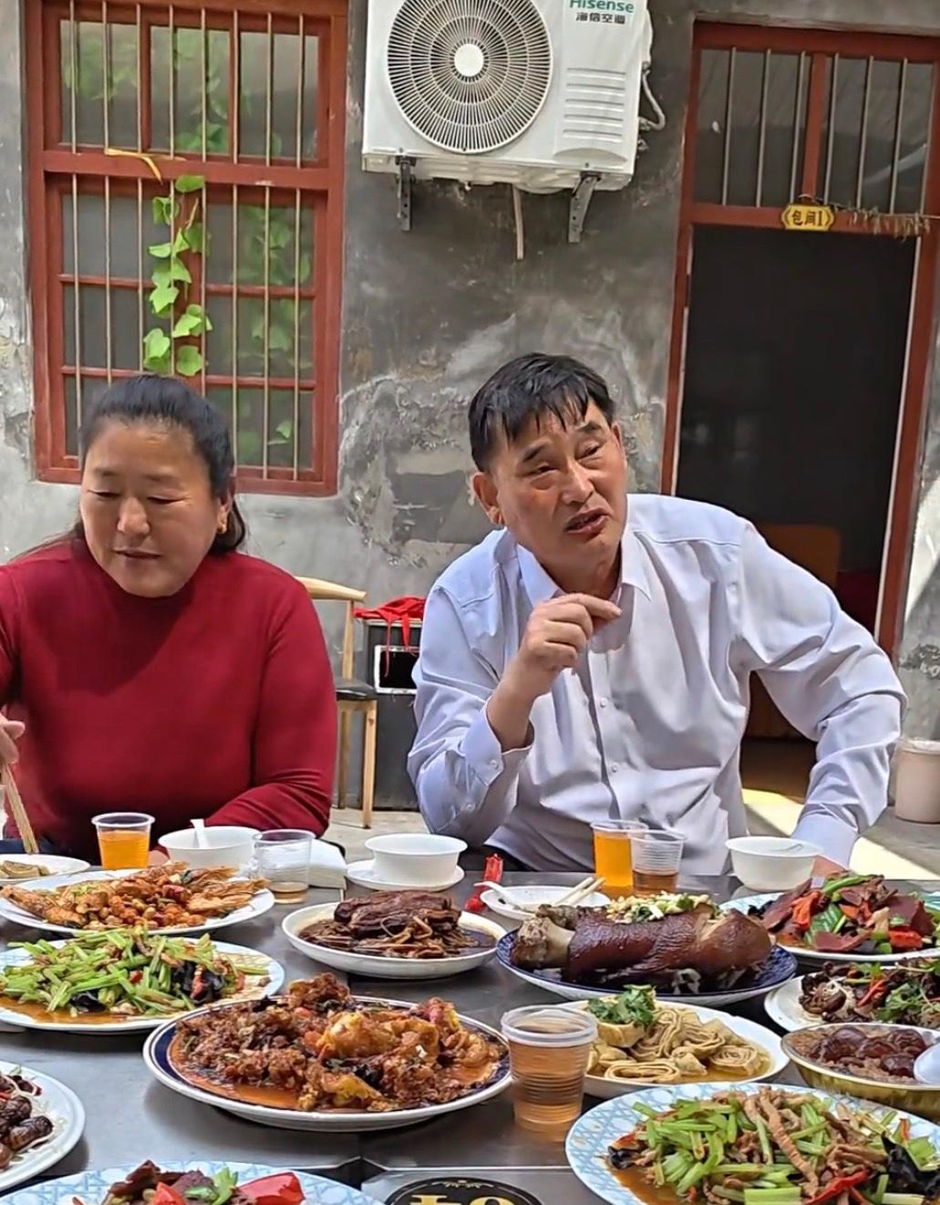 大衣哥5月份商演排期较满，多年后翻红不涨价，仍然是10万块3首歌。经理人告知