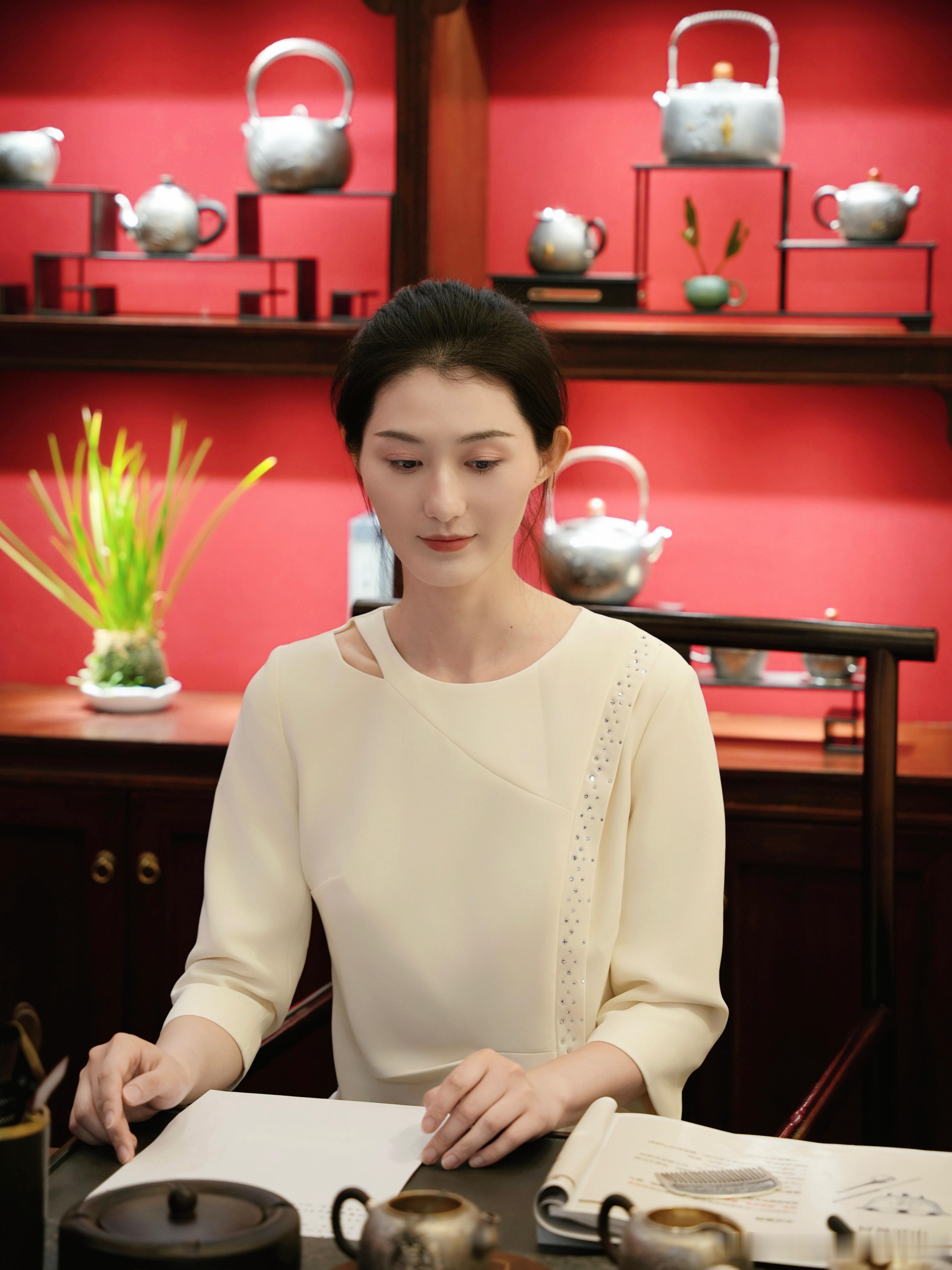 逛到这家茶器店附近，店员小姐姐看我在拍照，主动提出帮我拍几张照片，还叫我坐到她的