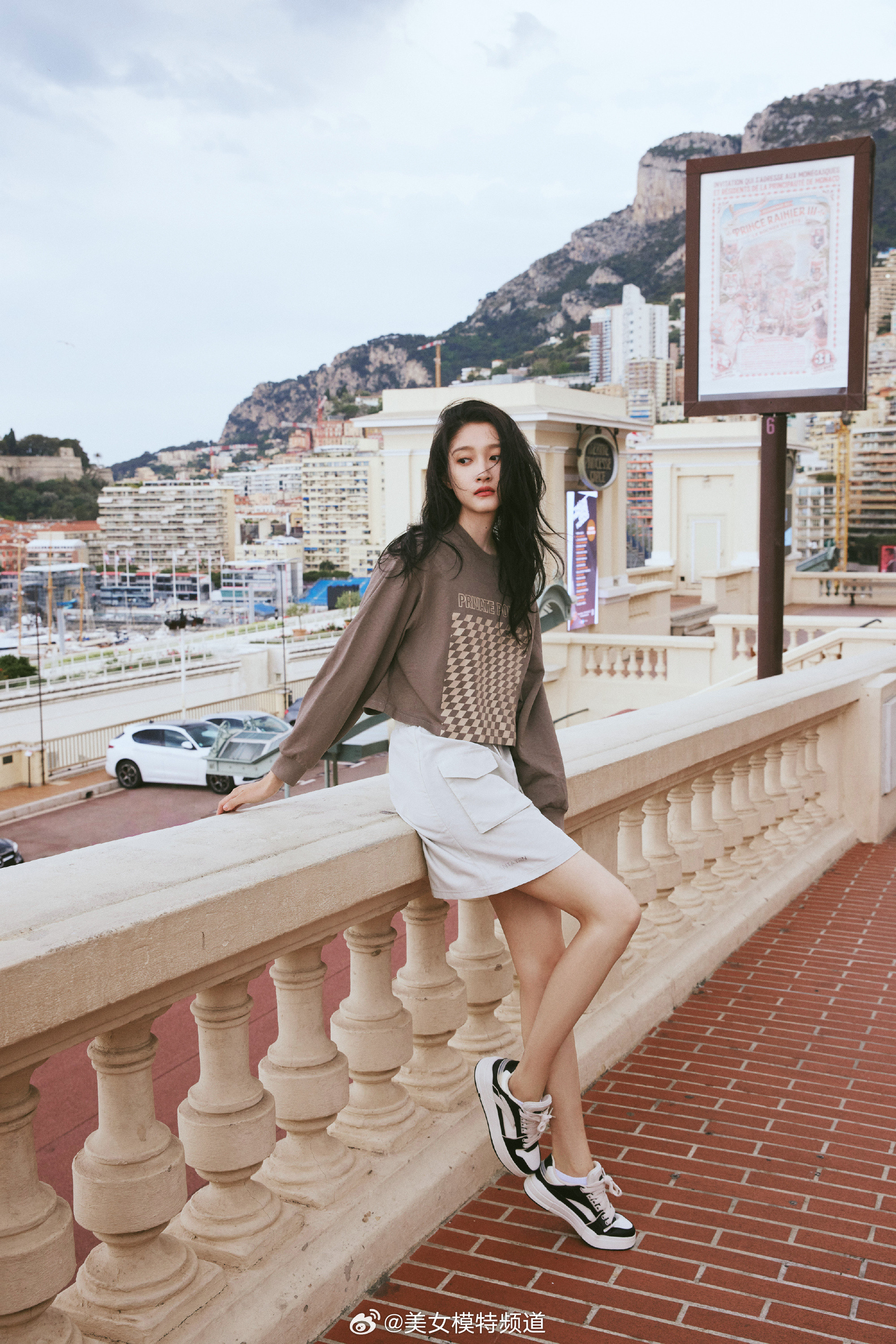 关晓彤摩纳哥街拍
