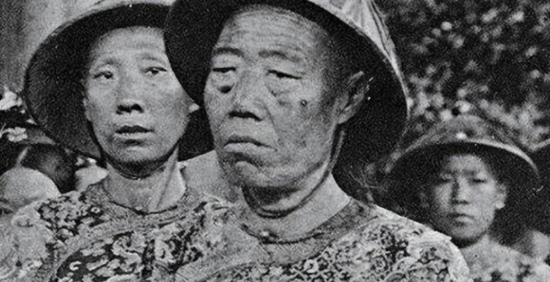 1966年，北京发现了太监李莲英的墓，当专家打开棺椁想要移开李莲英的遗体时，却被