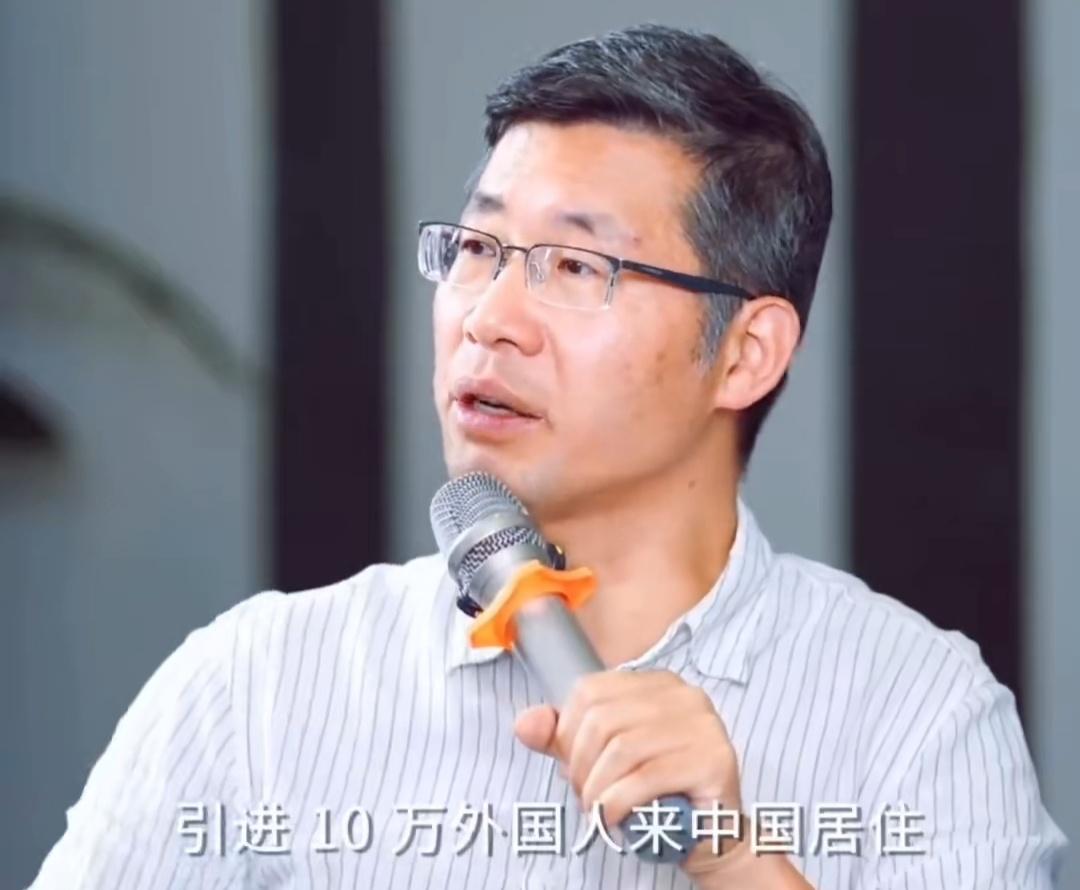 又见专家惊人言论，不是振聋发聩，而是深感震惊！清华大学原博导郑毓煌在访谈中说，“