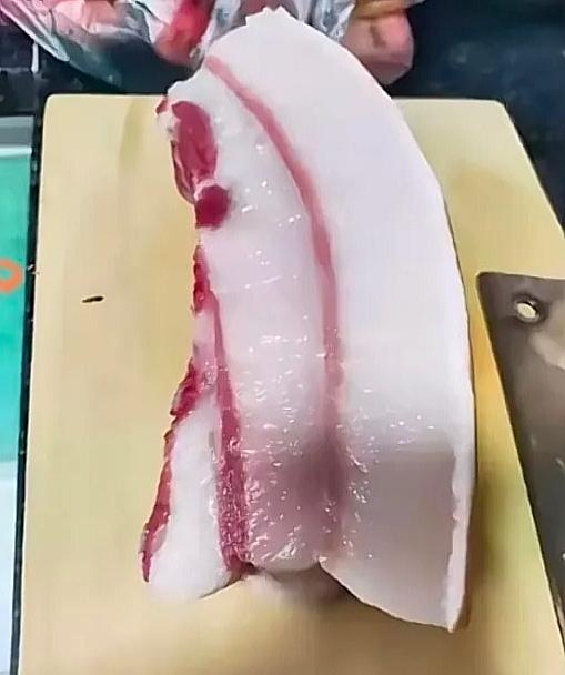 好久没买猪肉，今早逛市场，被这肉价和品相惊到了。五花肉一斤只要12元。切开看红