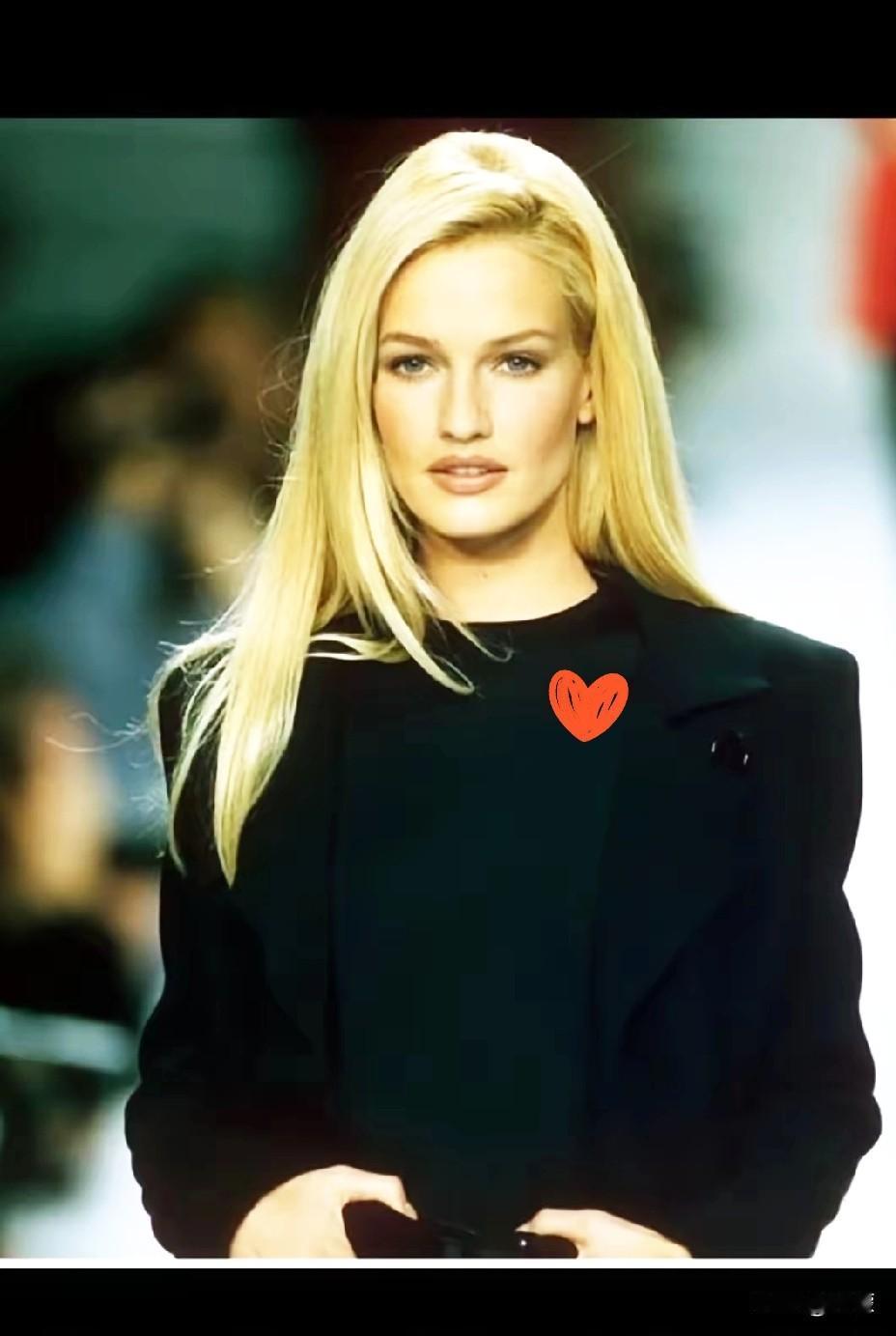 不要忘了她，她是一位英雄。她或许是最早揭露爱泼斯坦罪行的吹哨人，荷兰超模卡伦