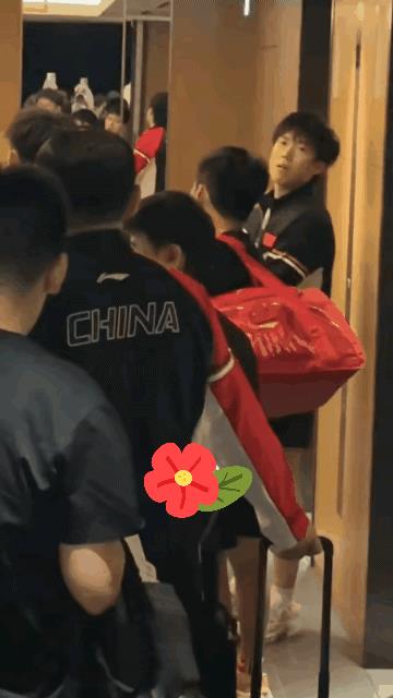 大头的脖子已经歪到极限误入男队的莎莎晃晃有淹没在人群中害得大头找啊找我