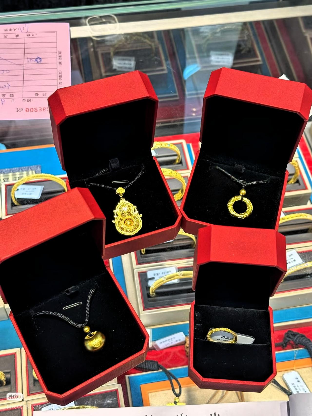 感觉金价再涨，结婚都要头疼了！一觉醒来，感觉金价彻底刹不住车啦！今天和家人逛商