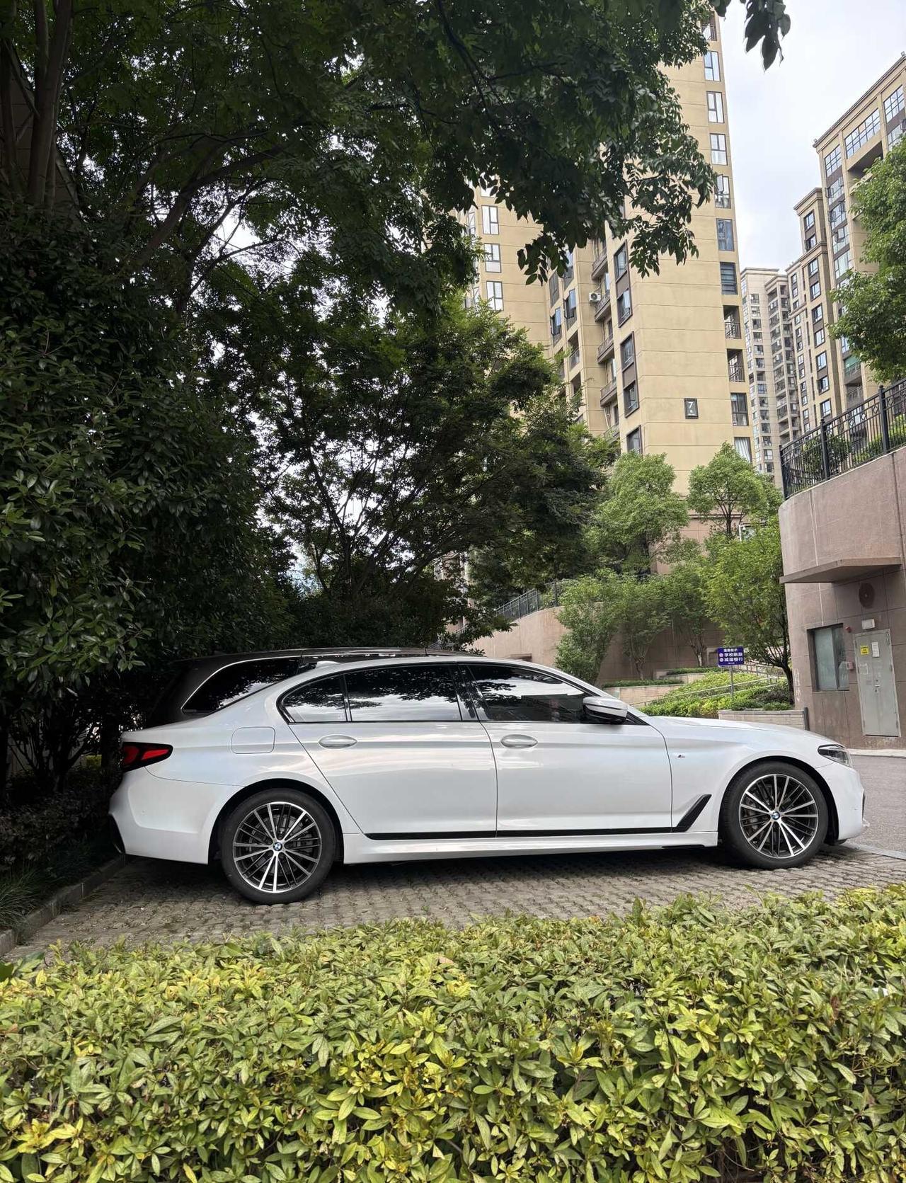 我的小宝马，不值钱了哦！咳🚗宝马5系车超级好开，操控性没得说，外观喜欢。除