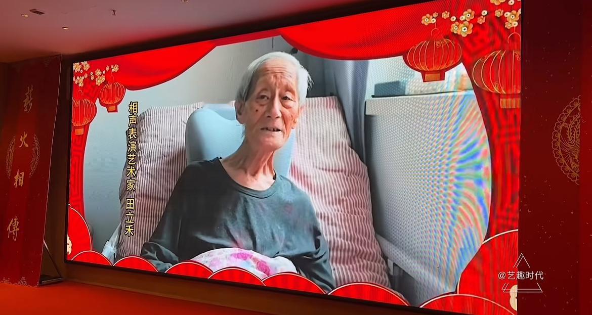 杨议这就尴尬了，与相声名家佟有为比起来，给人的感觉有些不忍直视，居然还有“黑丝”