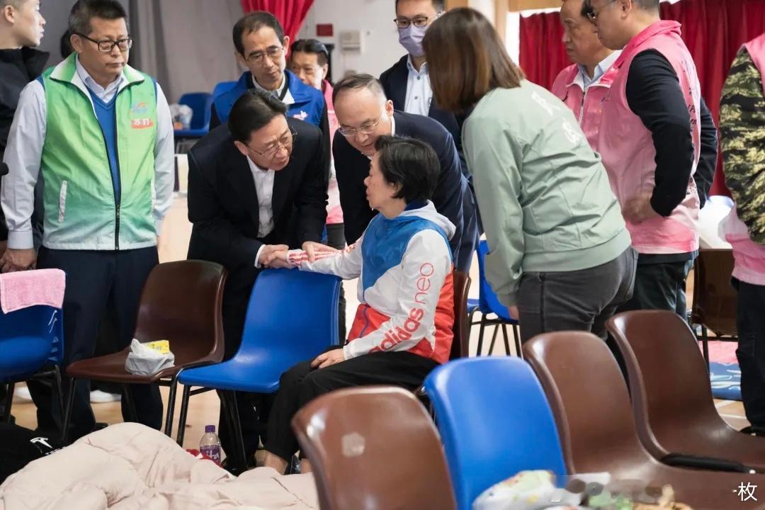 香港大火已致94人遇难11月27日上午，中央港澳办副主任、国务院港澳办副主任、中