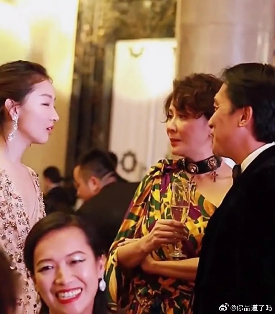 难得见到梁朝伟跟一个女演员聊得那么兴高采烈，看来影帝还是非常认可周冬雨的，别忘记