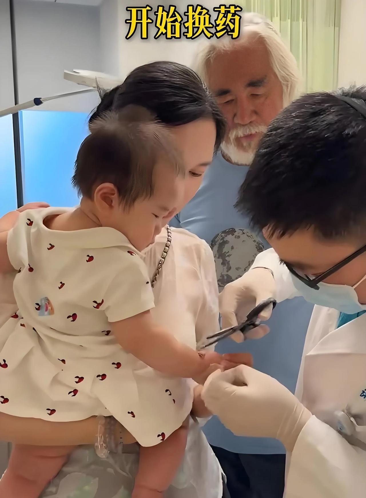 74岁的张纪中带1岁的小女儿去看病。因为他的小女儿被烫伤了，当然不是张纪中夫妻俩