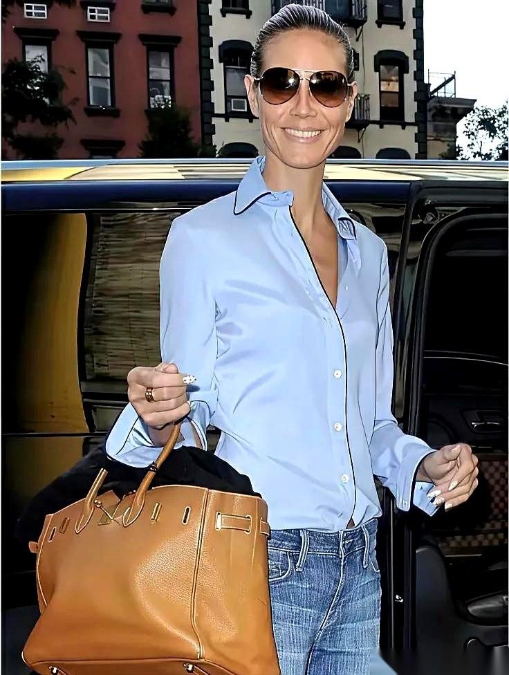 我一个侄子，滕大小，他老婆抱着二胎、牵着大娃，直接把路堵死在了客厅。没有吵，也