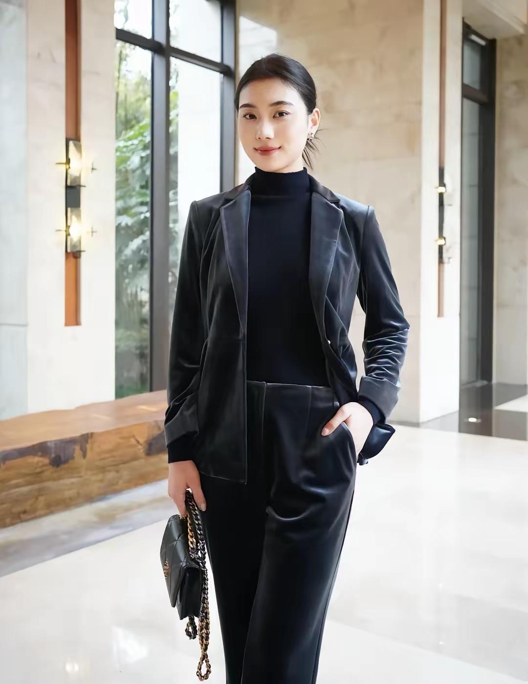 少即是多，质朴是减法。一件廓形大衣的包容，一条高腰裤的利落，用极简的线条，勾勒出