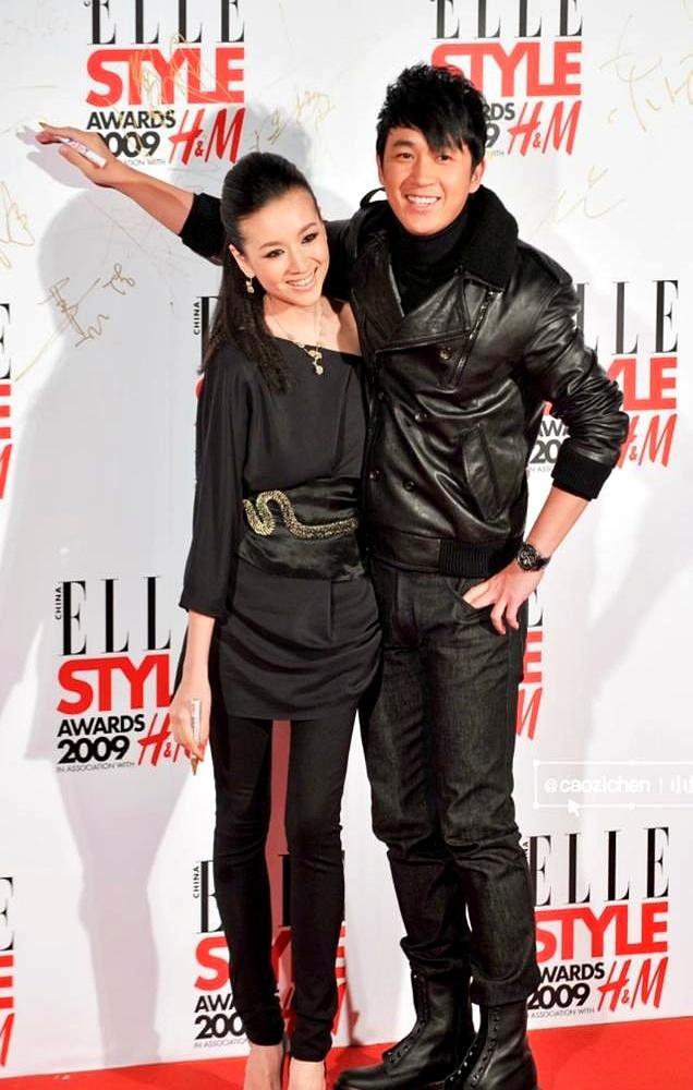 潘粤明挥毫给上亿大剧写片头时，小他6岁的前妻董洁正对着直播镜头叹气喊累。你