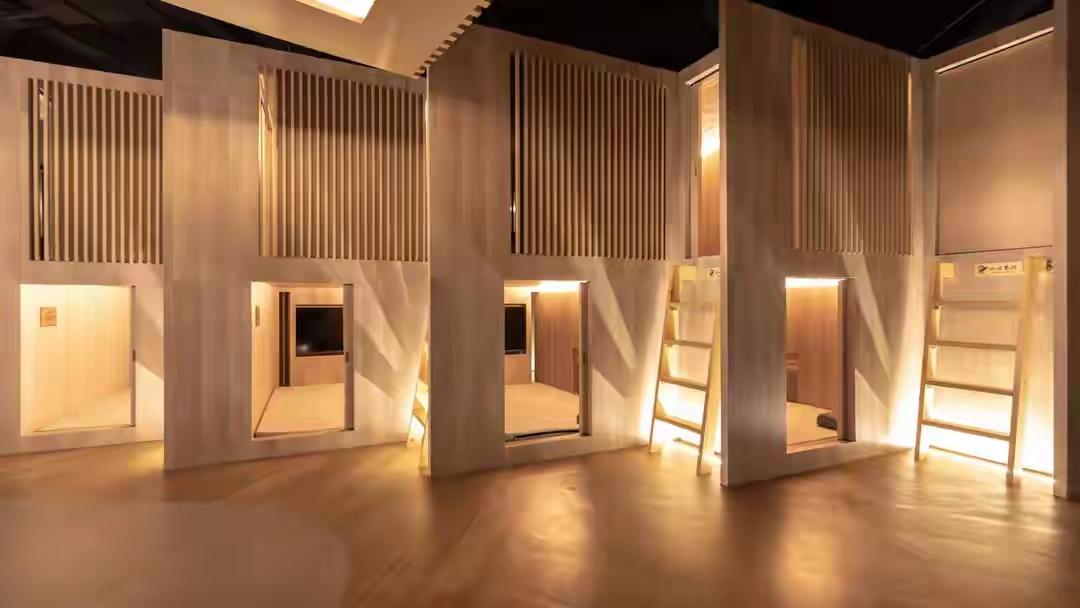 浦东机场，一个德国小伙子拖着行李箱出来。他没查外滩怎么走，也没问东方明珠在哪。