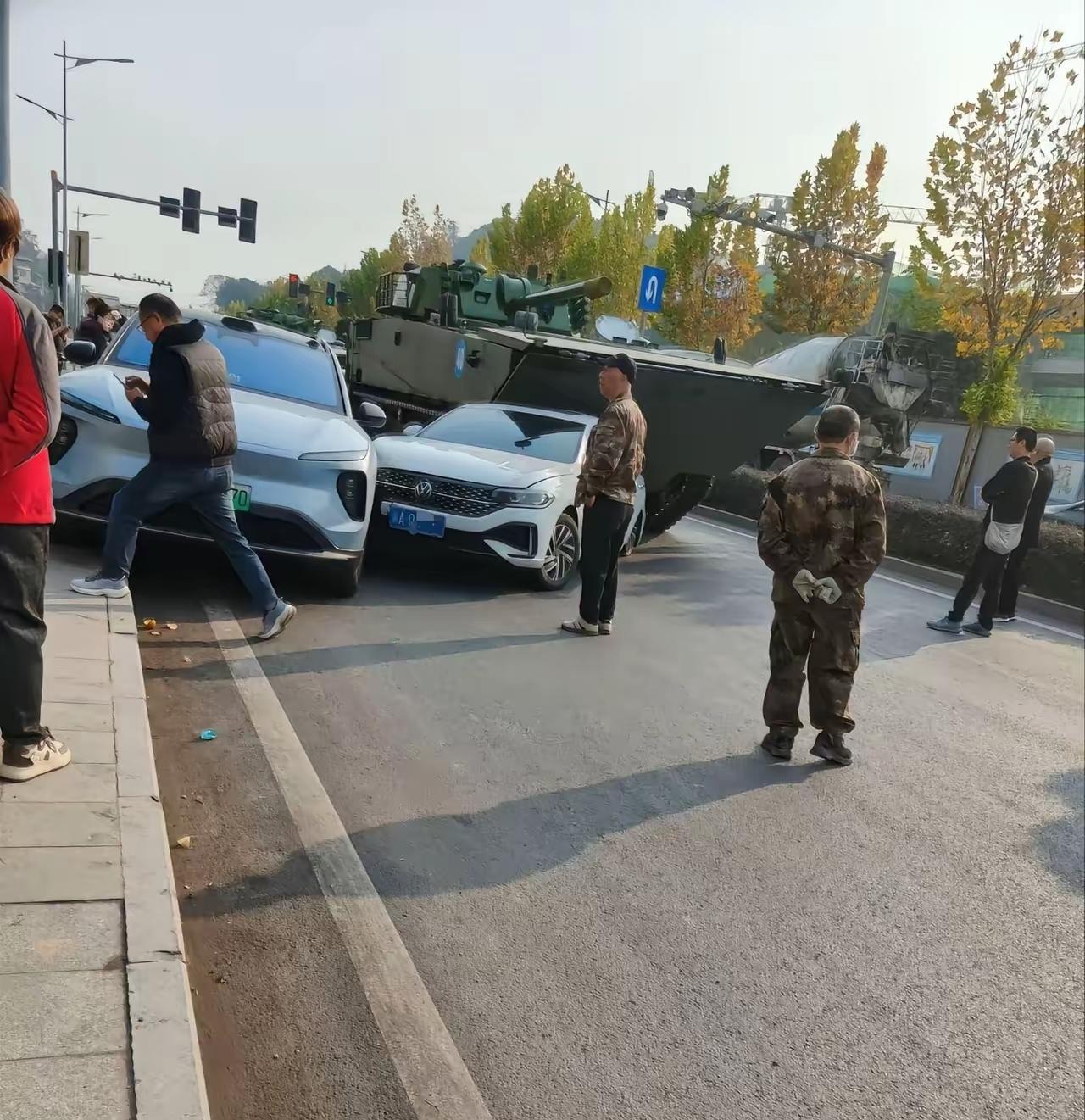 活见鬼！这种级别的交通事故，一般人还真处理不了，交警看了只摇头。