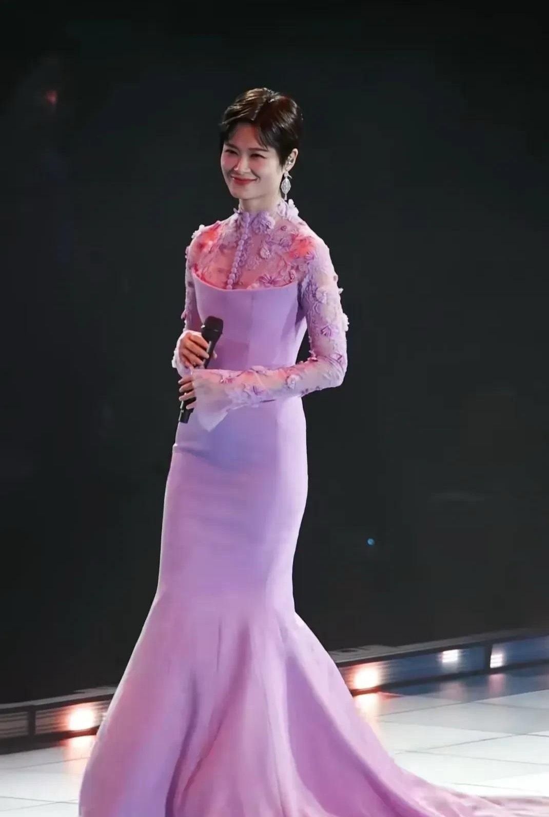 李宇春穿着粉色鱼尾裙显得优雅大气，她终于改变风格了，从中性帅气大女人变成温柔如水