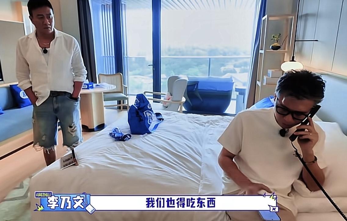 李乃文准备帮欧豪点菜，结果酒店却不能点餐，胡军问李乃文用不用他下去交涉一下。李