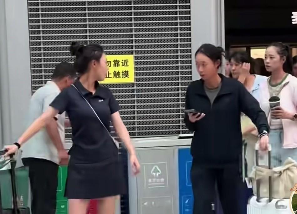 参加阅兵的女兵们换下军装返程。胜利完成九三阅兵任务的女兵们，陆续返回工作岗位。