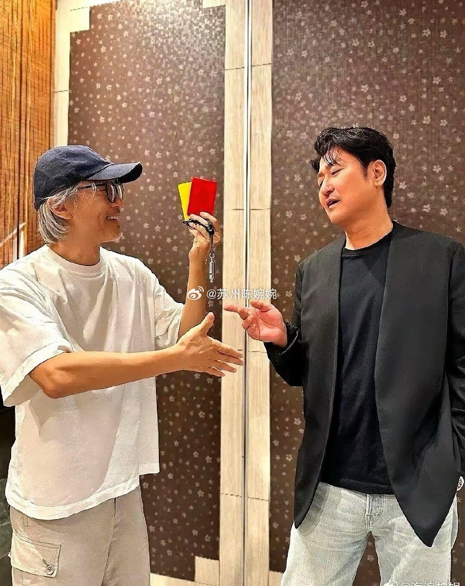 周星驰终于不用赶工了。对赌协议一结束，他立刻把新片上映日期往后推了半年。2019